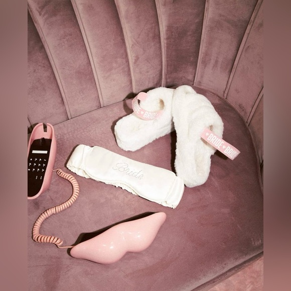 xo, Fetti Bride Strap Slippers - White Fur, Bachelorette Party, Wedding Size M/L - Picture 12 of 12